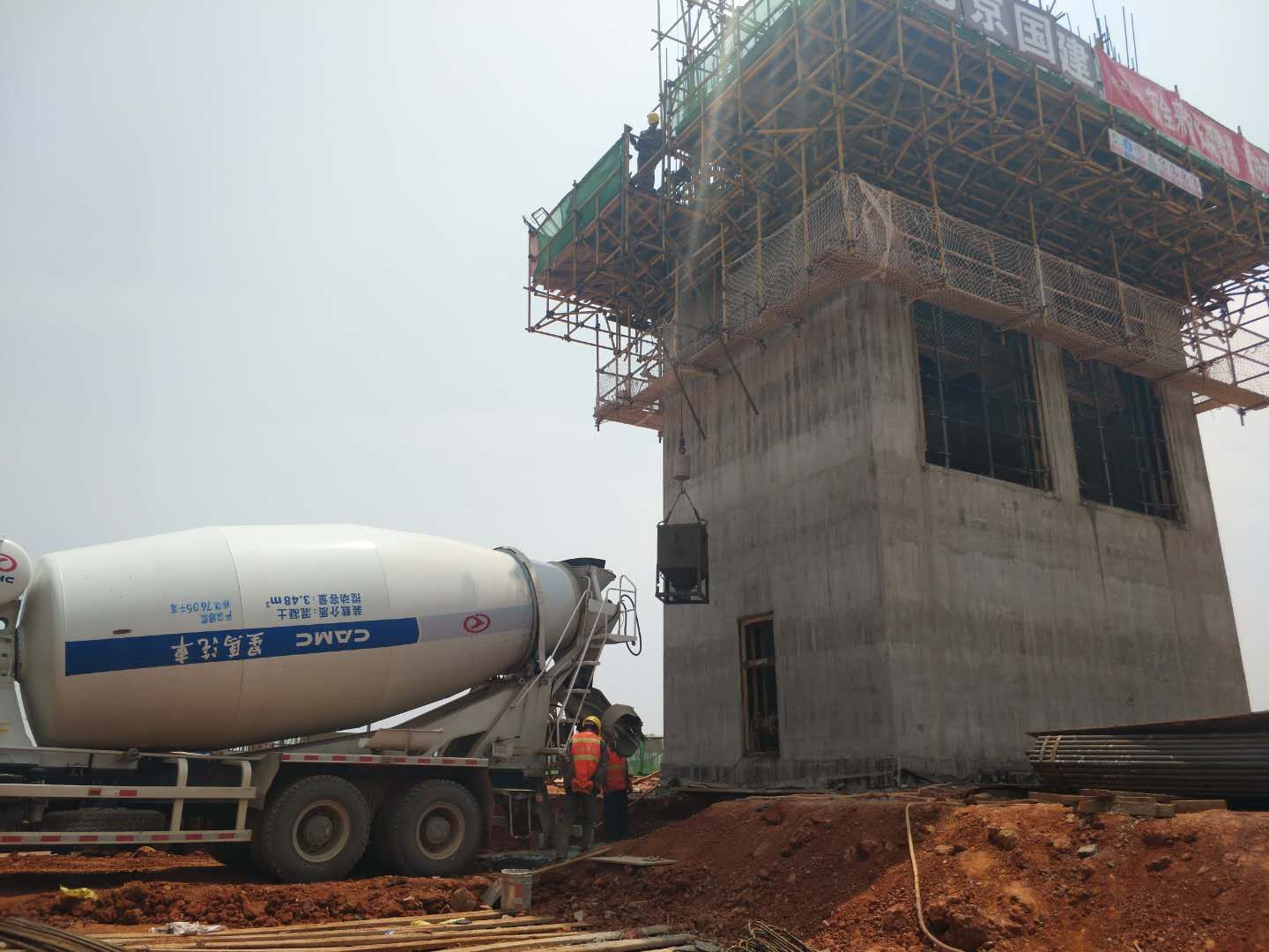 昆明新能源汽车项目40米排气筒滑模工程顺利开工